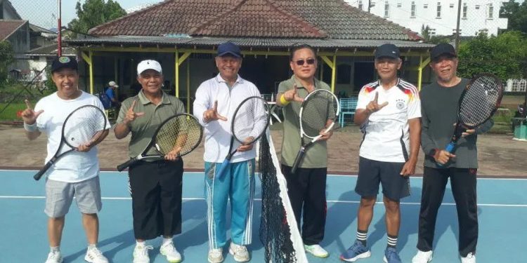 DPD LDII Kota Bandar Lampung terus mempererat hubungan dengan tokoh masyarakat melalui kegiatan olahraga tenis lapangan. Foto: LINES