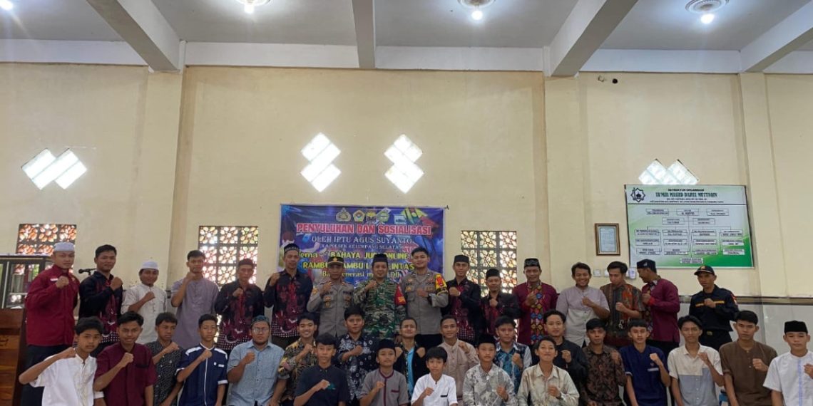 Kepolisian Sektor (Polsek) Kelumpang Selatan berkolaborasi dengan PC LDII Kelumpang Selatan menggelar penyuluhan karakter luhur untuk antisipasi kenakalan remaja. Foto: LINES