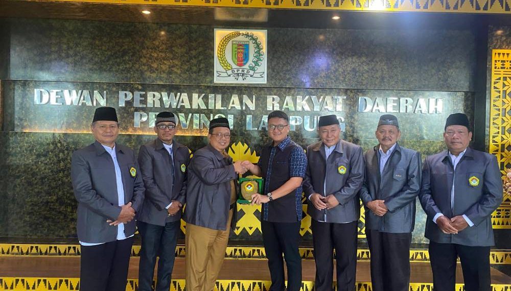 Pengurus DPW LDII Lampung audiensi dengan Ketua DPRD Provinsi Lampung, Ahmad Giri Akbar, pada Senin (20/1), di Kantor DPRD Lampung. Foto: LINES.