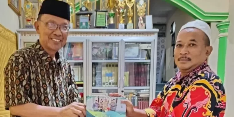 Ketua DPD LDII Kota Bandar Lampung, Yaumil Khair silaturahim dengan Ketua Umum MUI Kota Bandar Lampung, KH Amiruddin, di kediamannya di Bandar Lampung, Lampung, pada Sabtu (4/1). Foto: LINES