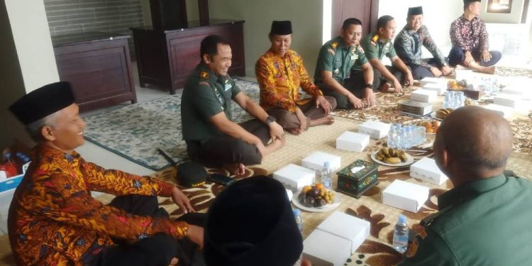 Dandim 0827/Sumenep, Letkol Inf Yoyok Wahyudi beserta jajarannya mengadakan kunjungan silaturrahmi ke kantor DPD LDII Kabupaten Sumenep, Jawa Timur. Foto: LINES.