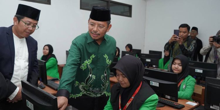 Direktur Jenderal Pendidikan Islam Kementerian Agama RI, Amien Suyitno, berkunjung ke Pendidikan Diniyah Formal (PDF) Minhaajurrosyidiin, Jakarta. Foto: LINES.