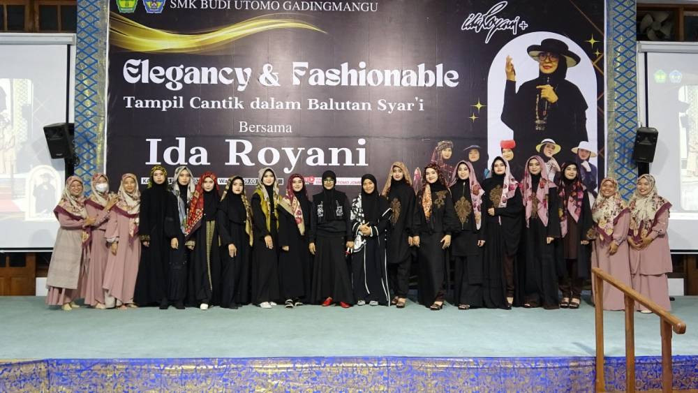 Desainer fashion muslim ternama Ida Royani dalam acara fashion show yang diselenggarakan SMK Budi Utomo Gadingmangu. Foto: LINES.