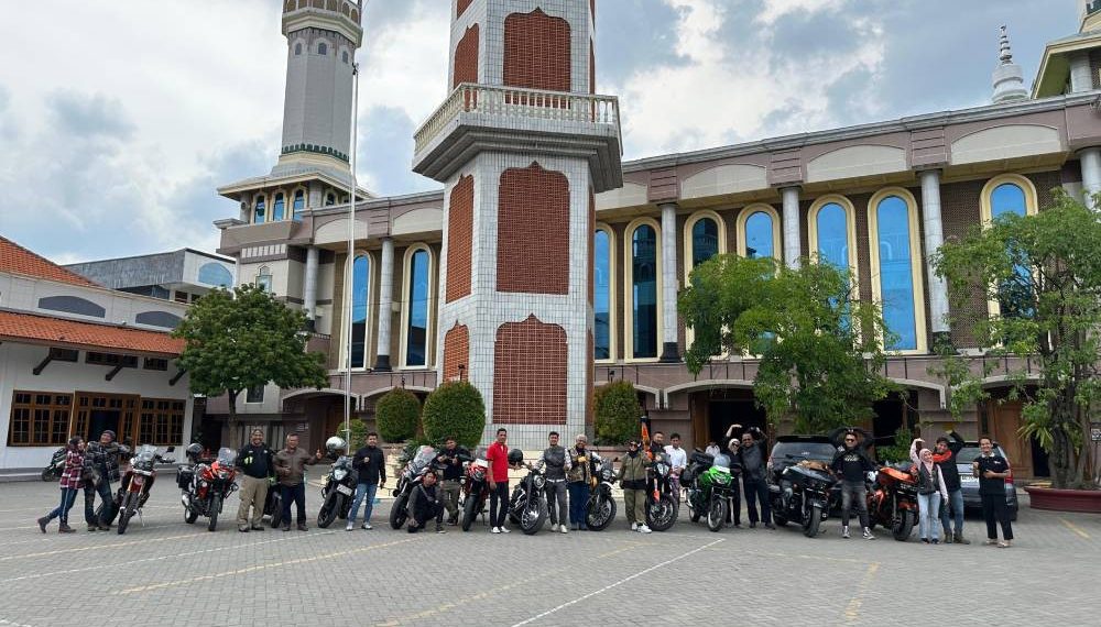 Rombongan bikers Harley Davidson Jakarta menggelar kegiatan touring religi dengan mengunjungi Pondok Pesantren Gadingmangu, Jombang, Jawa Timur. Foto: LINES.