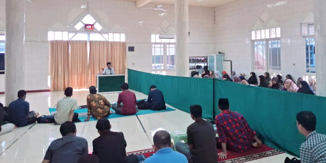 PC LDII Kecamatan Panakkukang mengadakan pengajian rutin di Masjid Nurul Hakim, Makassar, Sulawesi Selatan pada Minggu (5/1). Foto: LINES