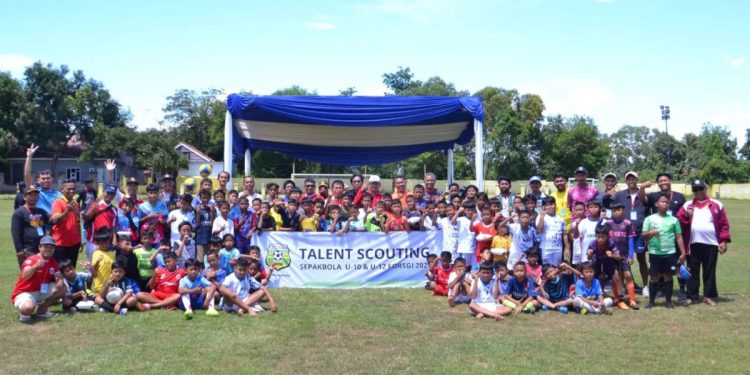 Forum Sepak Bola Generasi Indonesia (FORSGI) Kabupaten Purwakarta menggelar talent scouting di Lapangan Benfica FC, Karawang, pada Minggu (5/1). Foto: LINES