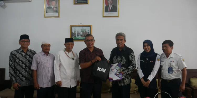 Ribuan santri Pondok Pesantren (Ponpes) Gadingmangu mendapatkan diskon tiket kereta dari PT Kereta Api Indonesia (KAI). Foto: LINES