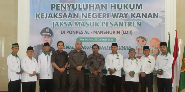 Kejaksaan Negeri Way Kanan bekerja sama dengan DPD LDII Way Kanan melaksanakan program Jaksa Masuk Pesantren (JMP) di Pondok Pesantren (Ponpes) Al Manshurin, Way Kanan, Lampung, pada Kamis (23/1). Foto: LINES