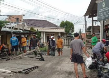 PAC LDII Karang Rahayu dan Masyarakat Perbaiki Saluran Air dan Jalan