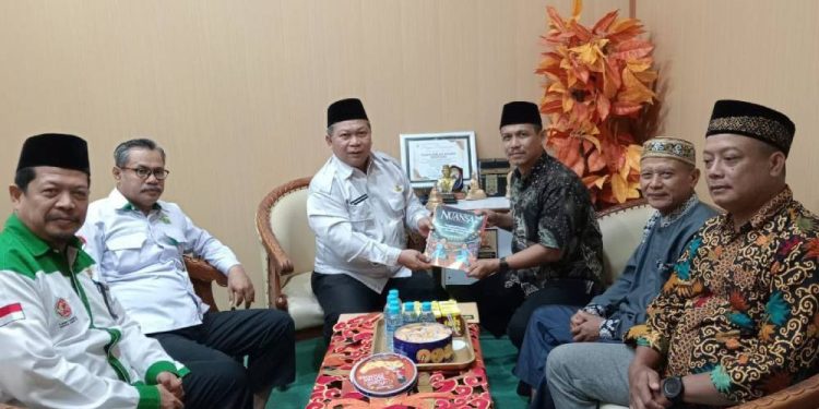 LDII Kota Bontang berkunjung ke Kantor Kementerian Agama (Kemenag) Bontang pada Senin (20/1). Foto: LINES.
