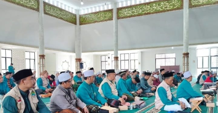 Puluhan kiai dan qori dari berbagai wilayah di Kabupaten Kuningan berkumpul dalam acara Forum Kiai dan Qori pada Sabtu (11/1). Foto: LINES.