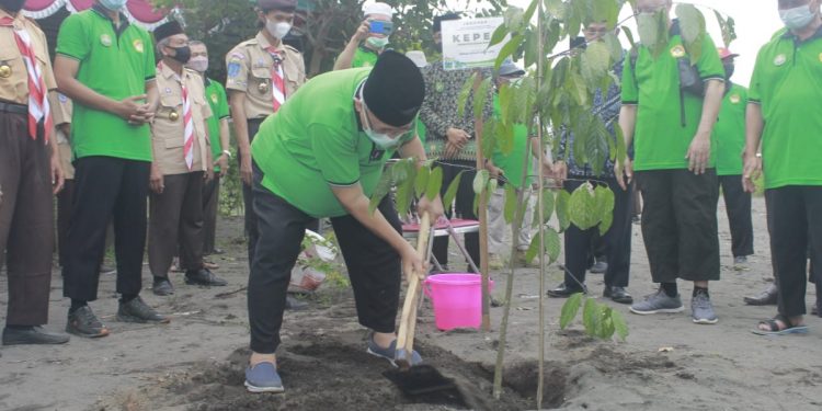 Presiden Suharto pada 10 Januari 1993 mencanangkan penanaman sejuta pohon di setiap provinsi. Sejak itu, setiap 10 Januari dicanangkan sebagai Hari 1 Juta Pohon. Foto: LINES