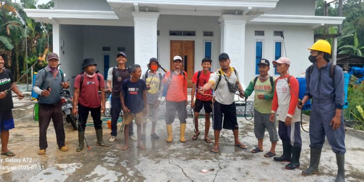 Paguyuban Semarang (Panser) Dusun 8 Kampung Rejosari Mataram, Seputih Mataram, Lampung Tengah menggandeng LDII kerja bakti. Foto: LINES.