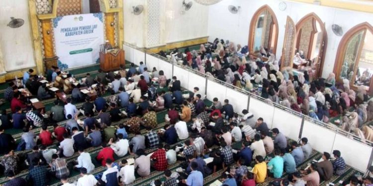 Ribuan pemuda menghadiri pengajian khusus untuk generasi penerus yang diselenggarakan DPD LDII Gresik. Foto: LINES.