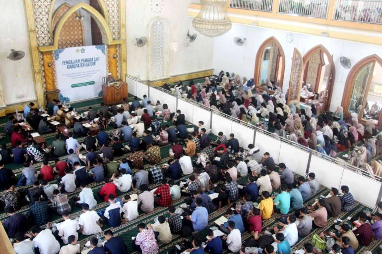 Ribuan pemuda menghadiri pengajian khusus untuk generasi penerus yang diselenggarakan DPD LDII Gresik. Foto: LINES.