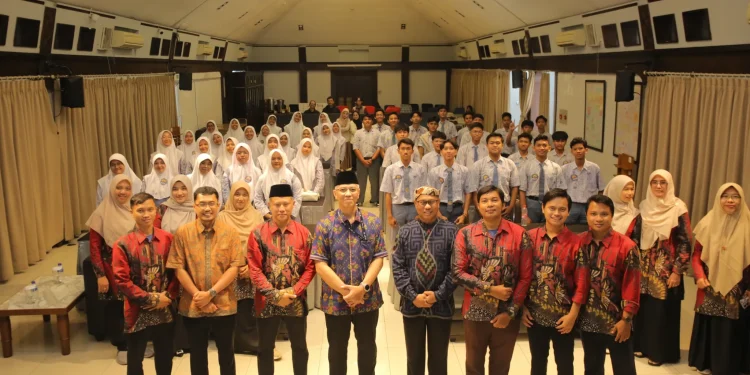 SMA Budi Mulia Karawang mengunjungi Kantor DPP LDII untuk mempelajari nilai-nilai kepemimpinan dalam organisasi, pada Selasa (21/1). Foto: LINES