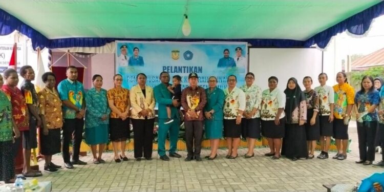 Kader LDII, Nurhayana, dilantik sebagai pengurus Tim Penggerak Pemberdayaan dan Kesejahteraan Keluarga (TP PKK) Kelurahan Inauga. Foto: LINES