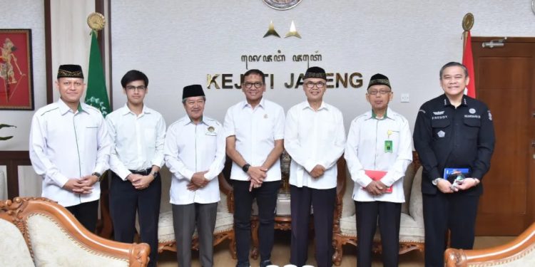 Pengurus DPW LDII Jawa Tengah melakukan audiensi dengan Kepala Kejaksaan Tinggi (Kejati) Jawa Tengah, Ponco Hartanto, pada Rabu (8/1). Foto: LINES
