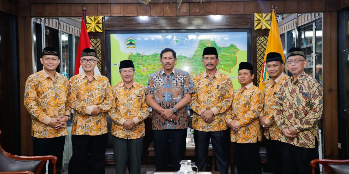 Penjabat (Pj) Gubernur Jawa Tengah, Nana Sudjana, menerima kunjungan DPW LDII Jawa Tengah di kantornya pada Selasa, (7/1). Foto: LINES