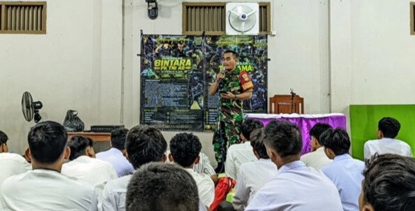 Koramil 0818/17 Ampelgading menggelar sosialisasi rekrutmen Calon Bintara dan Tamtama TNI Angkatan Darat bekerja sama dengan DPD LDII Kabupaten Pemalang melalui Pondok Pesantren KH Zaenal Asyikin. Foto: LINES