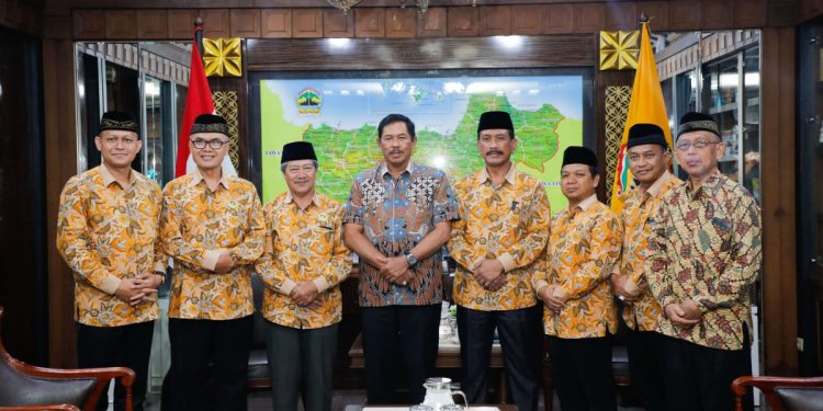 Penjabat (Pj) Gubernur Jawa Tengah, Nana Sudjana, menerima kunjungan DPW LDII Jawa Tengah di kantornya pada Selasa, (7/1). Foto: LINES