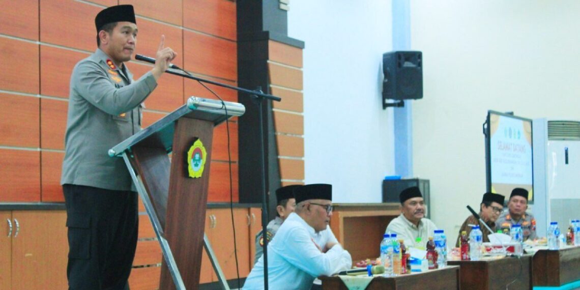 AKBP Arif meninjau aktivitas belajar mengajar di dua lembaga pendidikan yang berada di bawah naungan DPD Lembaga Dakwah Islam Indonesia (LDII) Kabupaten Lamongan. Foto: LINES