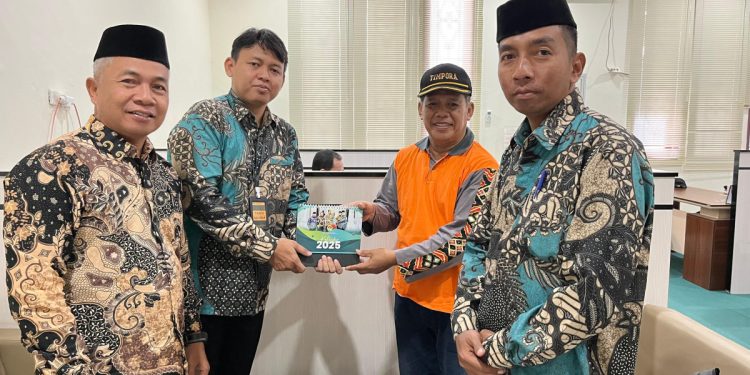 Pengurus Pondok Pesantren (Ponpes) Miftahul Huda silaturrahim dengan Ketua Tim Pondok Pesantren (Pontren) di Kantor Wilayah (Kanwil) Kementerian Agama (Kemenag) Mamuju, Sulawesi Barat (Sulbar) pada Jumat (17/1).  Foto: LINES