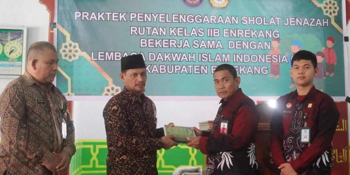 Rumah Tahanan **(**Rutan) Kelas II B Enrekang bekerja sama dengan DPD LDII Kabupaten Enrekang menyelenggarakan praktek tata cara penyelenggaraan sholat jenazah. Foto: LINES