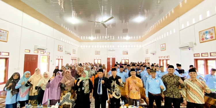 Untuk meningkatkan kualitas pendidikan, LDII Kabupaten Indragiri Hulu bekerja sama dengan Yayasan Haji Rofiq Ahmad Asy'ari menyelenggarakan seminar pelatihan pembekalan kompetensi guru pada Sabtu (18/1/2025). Foto: LINES