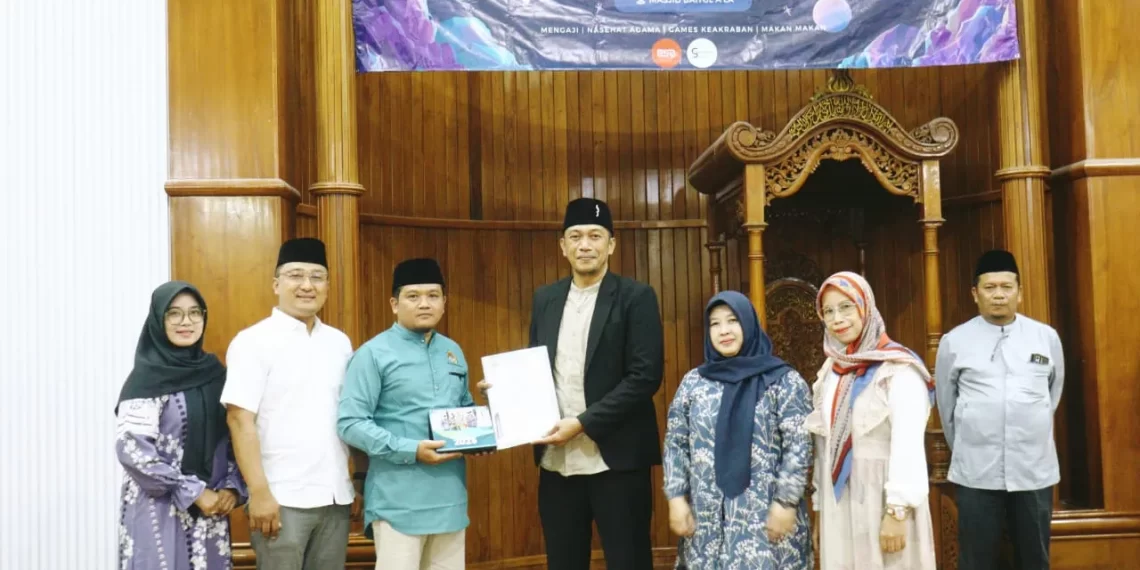 Kepala Desa Mekarrahayu, Iip Saripuloh, bersama istrinya yang juga anggota DPRD Kabupaten Bandung, Aas Aisyah, menghadiri pengajian akhir tahun yang diselenggarakan PAC LDII Mekarrahayu pada malam pergantian tahun, Selasa (31/12). Foto: LINES