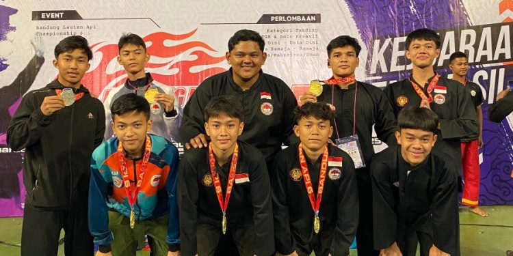 Santri Yayasan Pondok Pesantren Minhaajurrosyidiin Jakarta berhasil memborong 12 medali di antaranya, delapan emas, tiga perak dan satu perunggu dalam ajang Bandung Lautan Api Championship VI 2025 di Gymnasium Universitas Pendidikan Indonesia. Foto: LINES