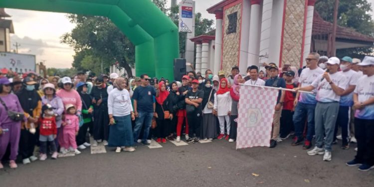Ribuan warga Wonogiri memeriahkan kegiatan jalan sehat untuk memperingati Hari Amal Bakti (HAB) Kementerian Agama (Kemenag) ke-79, pada Minggu (7/1). Foto: LINES