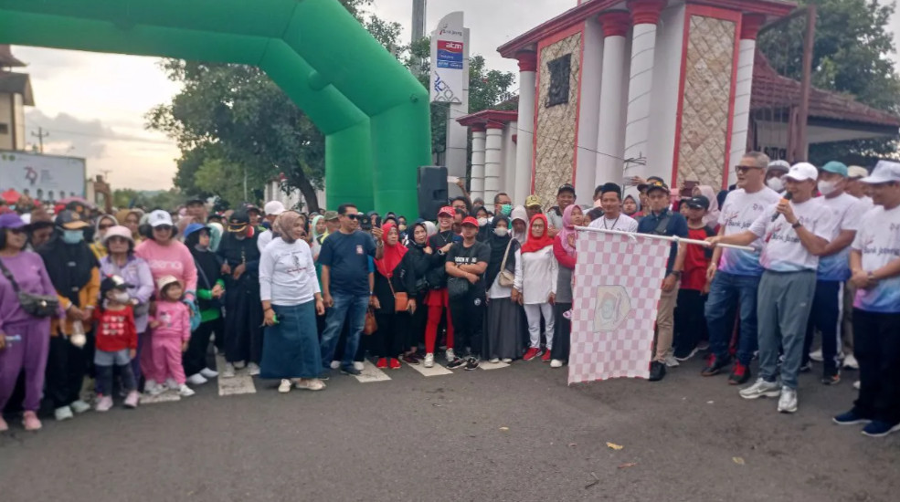 Ribuan warga Wonogiri memeriahkan kegiatan jalan sehat untuk memperingati Hari Amal Bakti (HAB) Kementerian Agama (Kemenag) ke-79, pada Minggu (7/1). Foto: LINES