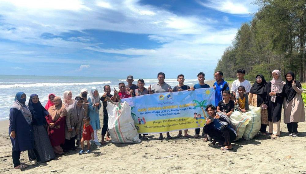 Warga LDII Kecamatan Kuala menggelar aksi membersihkan Pantai Seunagan, Nagan Raya, Aceh, pada Minggu (23/2). Foto: LINES.