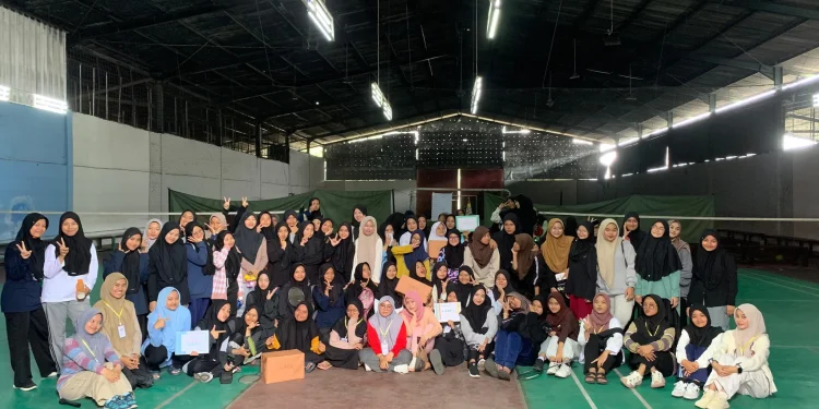 Sejumlah remaja putri LDII Kabupaten Cianjur mengikuti turnamen bulutangkis "Smash Putri" yang digelar di Cianjur Sport Center pada Minggu (9/12). Foto: LINES