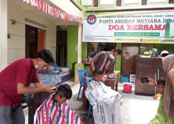 Kisah Tukang Cukur Gratis di Perlintasan Kereta