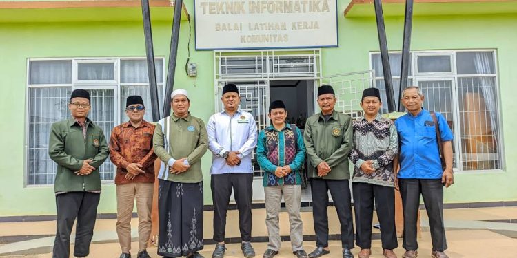DPD LDII Merangin silaturahim dengan Ketua Forum Komunikasi Pondok Pesantren (FKPP) Merangin, Ustaz Hermanto, di Ponpes Fahimul Quran, Merangin, Jambi. Foto: LINES.