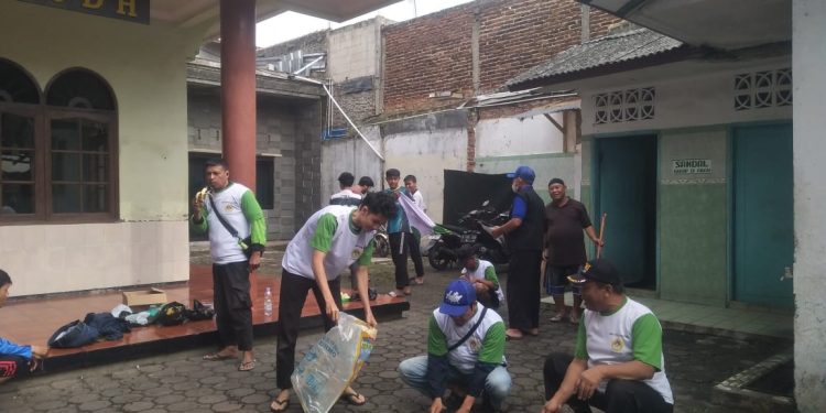 Memperingati Hari Peduli Sampah Nasional (HPSN) 2025, DPD LDII Kota Bandung menggelar aksi peduli lingkungan pada Jumat (21/2). Foto: LINES.