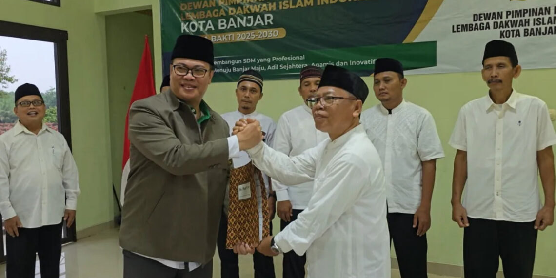 Ketua DPW LDII Jawa Barat, Dicky Harun, resmi melantik pengurus DPD LDII Kota Banjar masa bakti 2025-2030. Foto: LINES