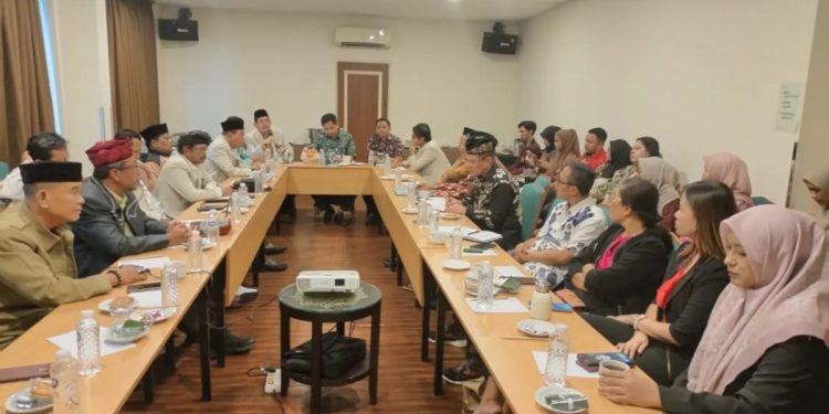 Ketua DPD LDII Kabupaten Bekasi, Sarjimin menghadiri rapat pertemuan penguatan Forum Kerukunan Umat Beragama (FKUB) Kabupaten Bekasi Tahun 2025. Foto: LINES