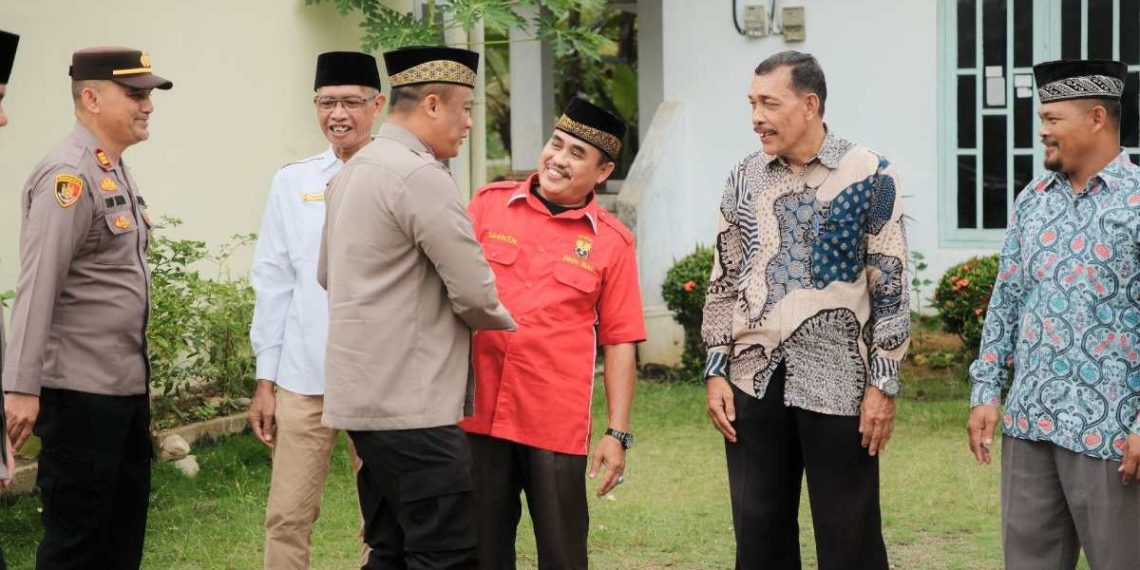 Kapolres Rokan Hilir, AKBP Isa Imam Syahrowi melaksanakan bakti sosial di Masjid Miftahul Jannah. Foto: LINES.