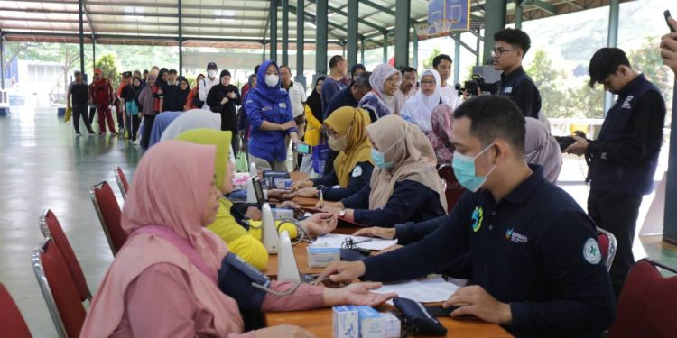 Puskesmas Kecamatan Cipayung bekerja sama dengan Pondok Pesantren Minhaajurrosyidin menggelar pemeriksaan kebugaran jamaah haji. Foto: LINES.