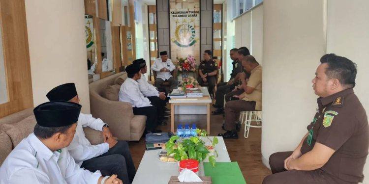 Ketua DPW LDII Sulawesi Utara, Djafar Wonggo beserta jajaran berkunjung ke Kejaksaan Tinggi Sulawesi Utara. Foto: LINES.