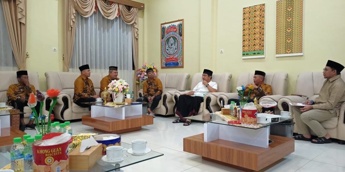 Suasana audiensi jajaran Pengurus LDII Kobar bersama Pj Bupati Kobar Budi Santosa, di rumah jabatan Bupati Kobar. Foto: LINES.