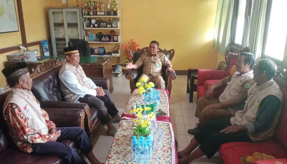Jajaran Pimpinan Cabang (PC) LDII Kecamatan Sekayam, Kabupaten Sanggau, Kalimantan Barat silaturahim dengan Plt Camat Sekayam, Supriadi Simarmata. Foto: LINES.