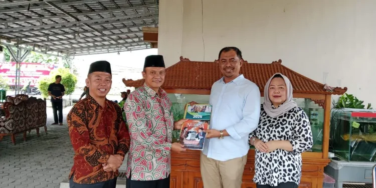 Ketua DPD LDII Kabupaten Ogan Komering Ulu (OKU) Selatan, Muslimin Hasim, audiensi dengan Bupati terpilih Abusama dan Wakil Ketua DPRD OKU Selatan, Yuhana Yuda Yanti. Foto: LINES