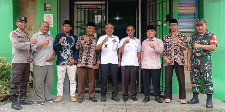 Lurah Beliung Bambang Sutejo didampingi Babinsa Sertu Erizal dan Bhabinkamtibmas Aipda Fittor Batubara, menerima audiensi pengurus PAC LDII Kelurahan Beliung. Foto: LINES.