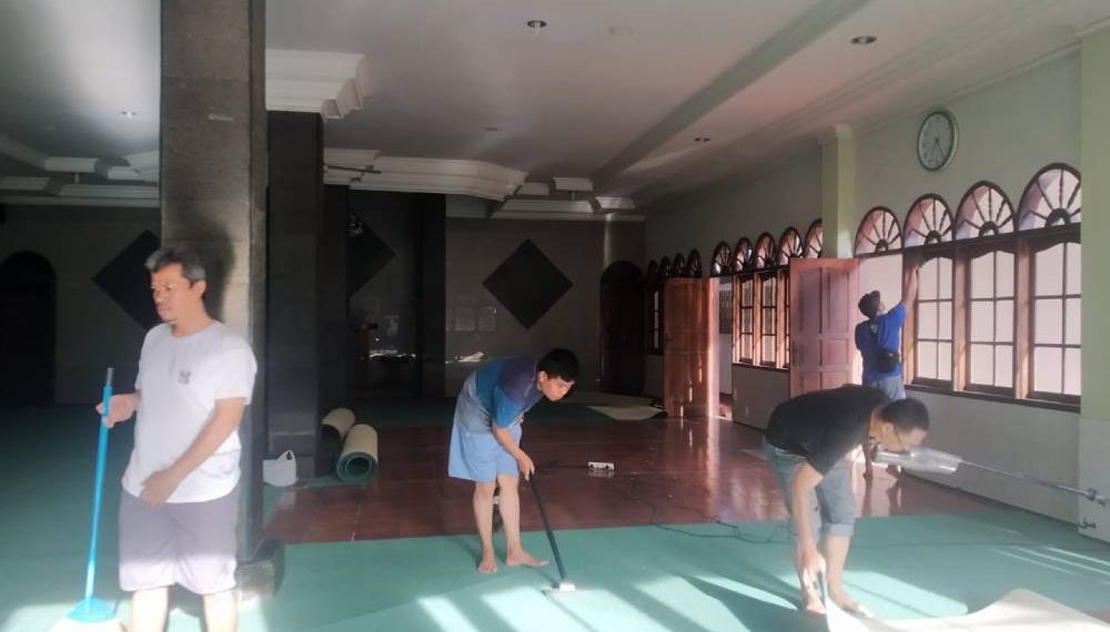 Warga PAC LDII Maleber, Kota Bandung, Jawa Barat membersihkan Masjid Al Mahfud dan lingkungan sekitarnya. Foto: LINES.