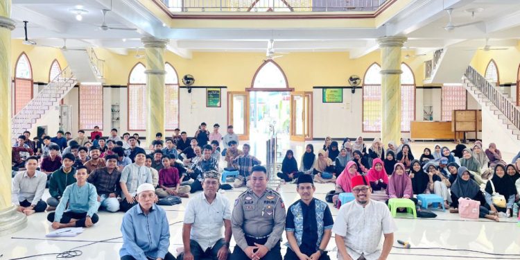 Ratusan pemuda LDII Bontang mengikuti sosialisasi Tertib Berlalu Lintas yang digelar Unit Kasat Lantas Polres Bontang di Masjid Al-Akbar. Foto: LINES.