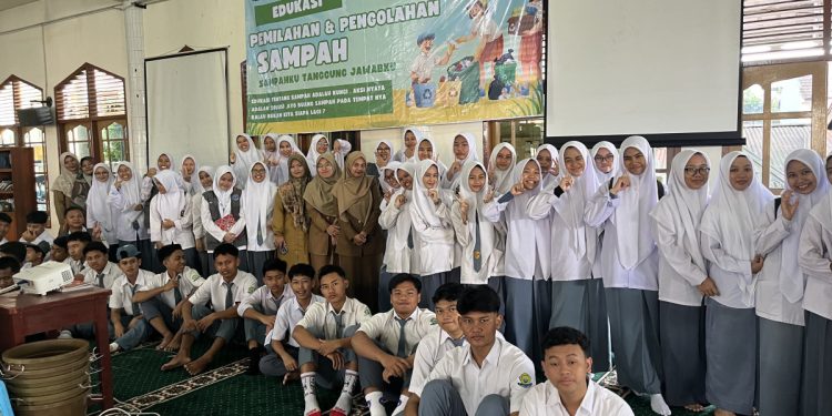 SMA Tri Sukses Boarding School naungan DPW LDII Jambi, melaksanakan sosialisasi pengelolaan sampah bertajuk “Sampahku Tanggung Jawabku”, pada Senin (17/2). Foto: LINES
